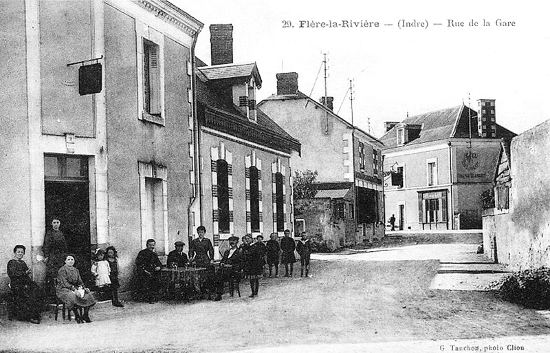 CPA_Fléré-la-Rivière_rueGare